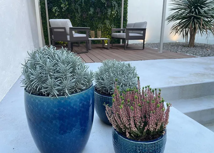 1881 Historical Loft With Garden شقة